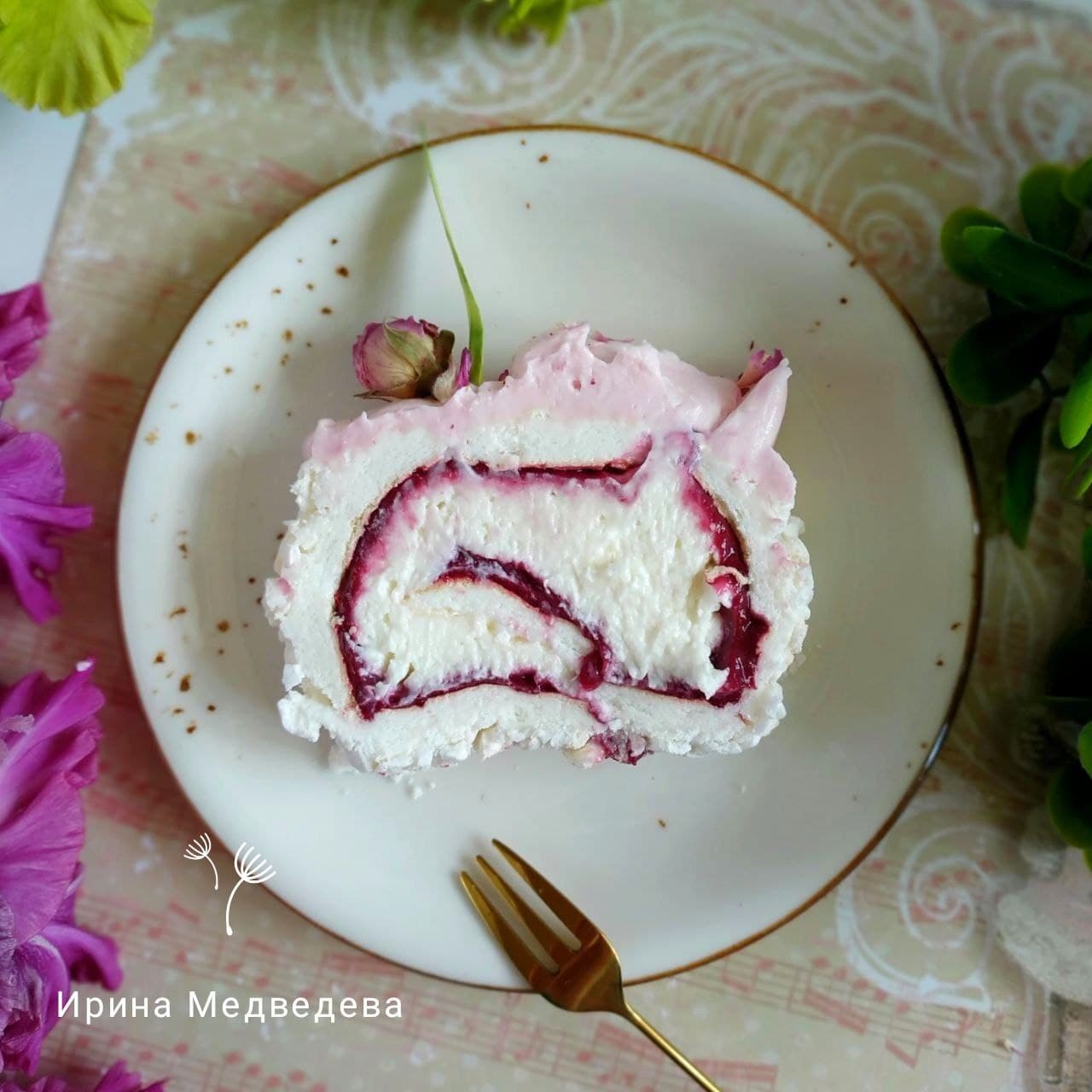 МЕРЕНГОВЫЙ РУЛЕТ "СМОРОДИНА-ЛАЙМ"