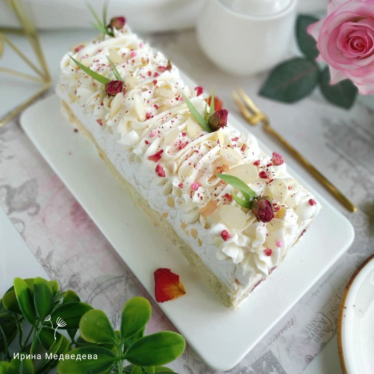 МЕРЕНГОВЫЙ РУЛЕТ "КЛУБНИКА"